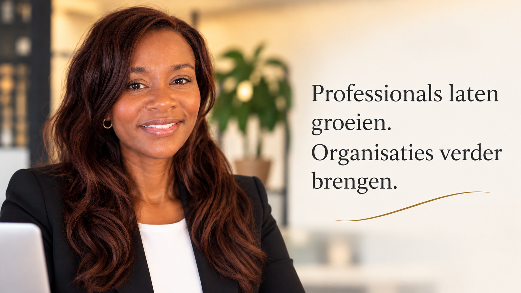 Professional met de tekst Professionals laten groeien. Organisaties verder brengen.